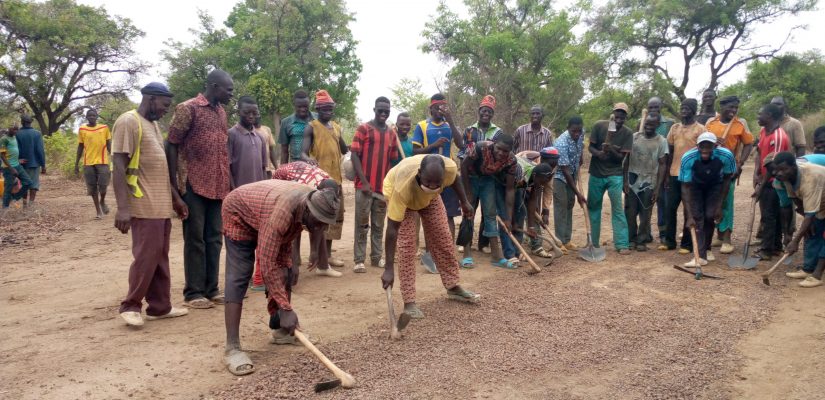 La population de Sikoro en plein travail